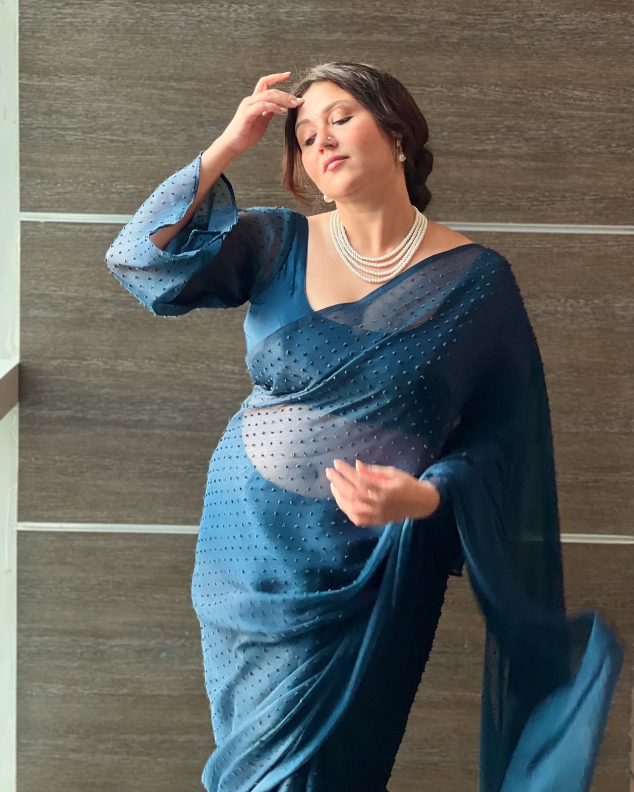 স্কোয়্যার রাউন্ড নেক ব্লাউজ, লুস স্লিভ, একদম হটকে। যেকোনও ফেব্রিকের শাড়ির সঙ্গে স্টাইল করতে পারেন, লাগবে দুর্দান্ত।